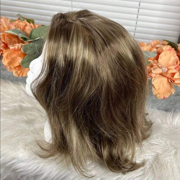 Brown Shoulder Length Wig - Picture 4 of 6